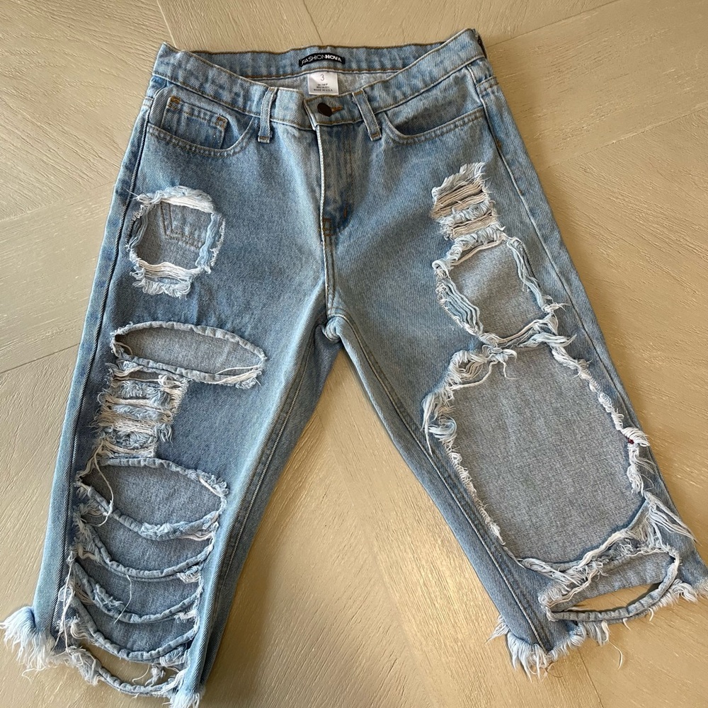 FASHION NOVA distressed capri’s